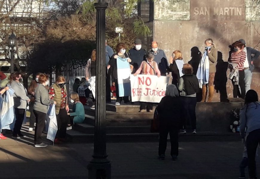 Rojas: Anticuarentenas se juntaron en la plaza violando aislamiento Rojas: Anticuarentenas se juntaron en la plaza violando aislamiento