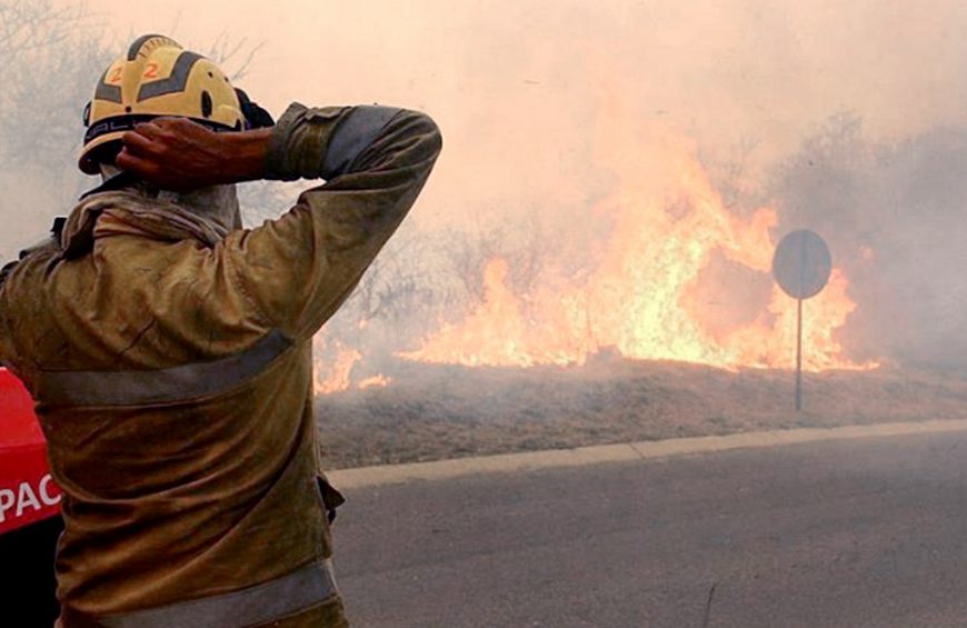 Continúa el combate de incendios que ya arrasó con siete viviendas rurales en Córdoba Continúa el combate de incendios que ya arrasó con siete viviendas rurales en Córdoba