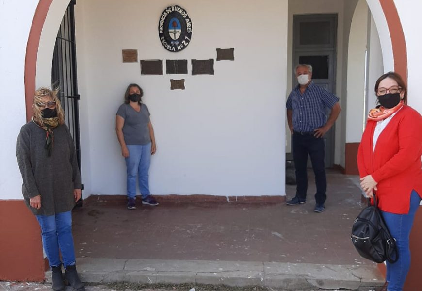 Autoridades visitaron la escuela de Las Polvaredas Autoridades visitaron la escuela de Las Polvaredas