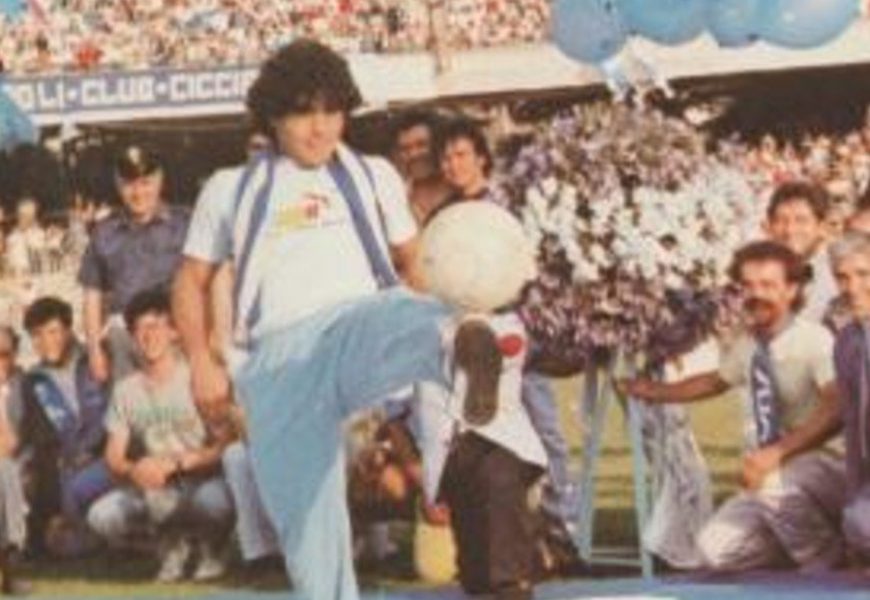 Diego Maradona fue presentado como jugador de Napoli Diego Maradona fue presentado como jugador de Napoli
