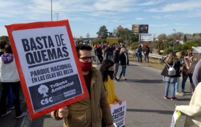 Ambientalistas cortaron el puente Rosario-Victoria por los nuevos incendios en los humedales