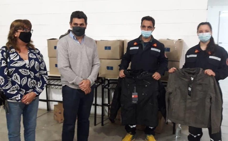 Donación de camperas a Bomberos Voluntarios Rojas Donación de camperas a Bomberos Voluntarios Rojas