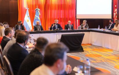 Fernández se reunió con el sector turístico de Puerto Madryn y con empresarios de Aluar