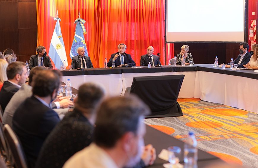 Fernández se reunió con el sector turístico de Puerto Madryn y con empresarios de Aluar Fernández se reunió con el sector turístico de Puerto Madryn y con empresarios de Aluar