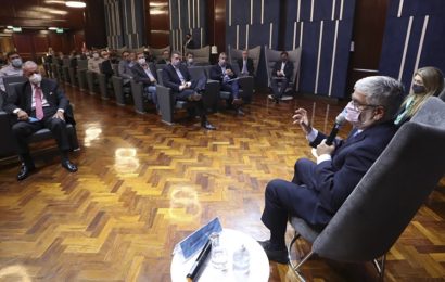 Feletti anunció un compás de espera de 12 horas para seguir negociando