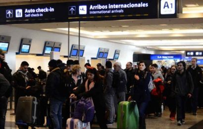 Por la crisis, 100 argentinos se van del país cada 24 hs