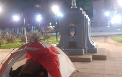 Mujer pernoctó en la plaza San Martín en una carpa