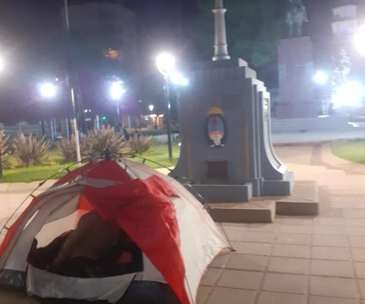 Mujer pernoctó en la plaza San Martín en una carpa Mujer pernoctó en la plaza San Martín en una carpa