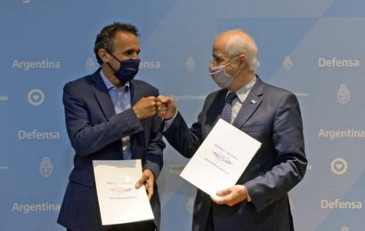 Firmaron dos convenios para proveer de agua potable a comunidades originarias