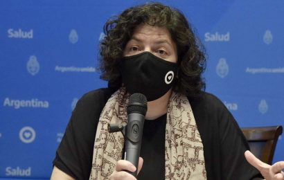 Evalúan considerar como casos positivos a los contactos estrechos con al menos un síntoma
