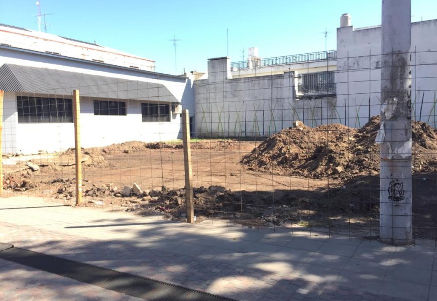 Plazoleta Remedios Escalada: Realizan movimiento de suelos Plazoleta Remedios Escalada: Realizan movimiento de suelos