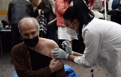 Según la OMS, Ómicron se propaga más rápidamente y las vacunas son menos efectivas