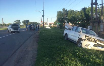 Chocan dos camionetas