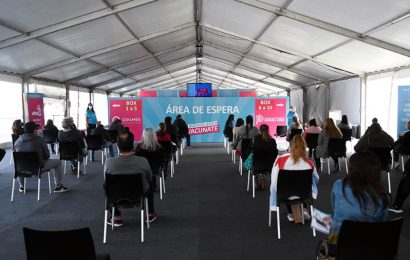 Habrá tercera dosis de vacuna libre para docentes y mayores de 50 en Buenos Aires