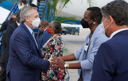 Alberto Fernández llegó a Barbados, última escala de su gira internacional