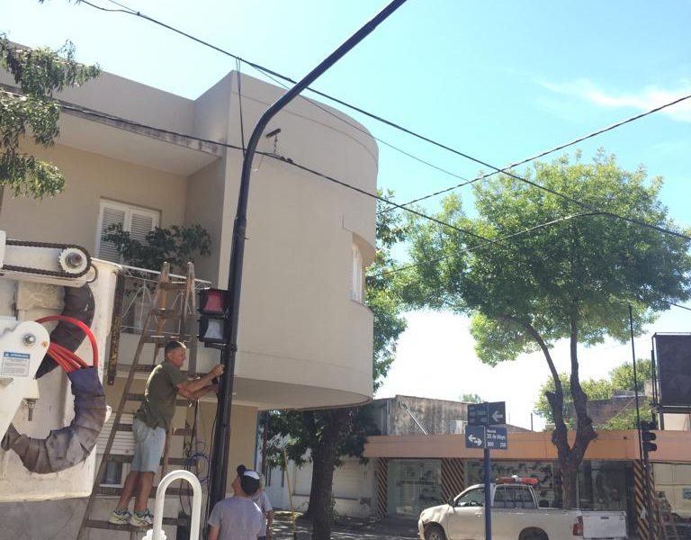 Colocan los nuevos semáforos Colocan los nuevos semáforos