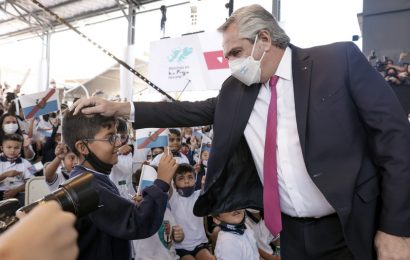 Se comprarán «un millón más de computadoras para el sistema escolar»