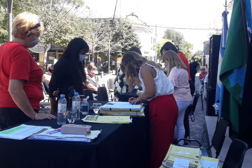 Familias rojenses firmaron por sus escrituras Familias rojenses firmaron por sus escrituras