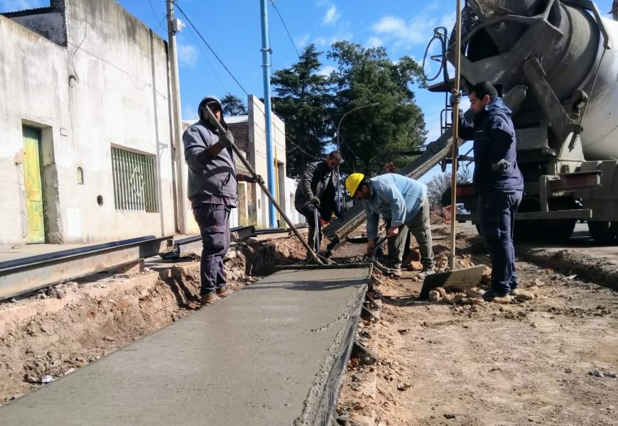 Continúa el cordón cuneta en avenida Las Heras Continúa el cordón cuneta en avenida Las Heras