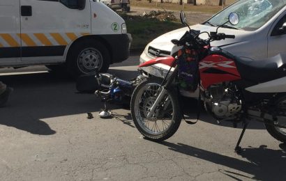 Colisionan auto y moto
