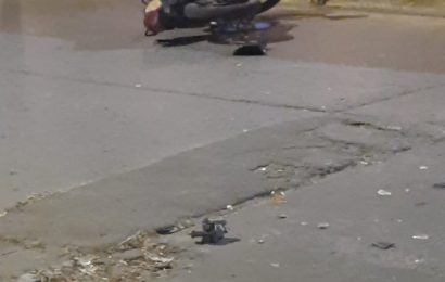 Colisión entre auto y moto en el centro