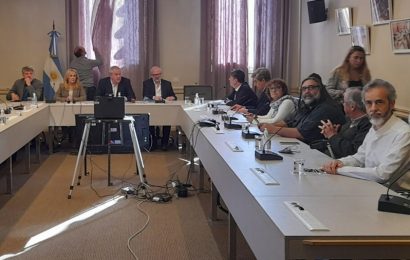 El Gobierno y gremios docentes acordaron elevar un 82% el salario inicial para diciembre