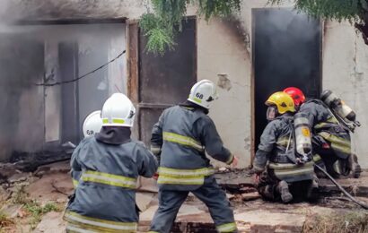 Incendio en vivienda: Dos personas fueron trasladadas al Hospital
