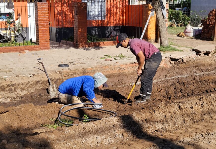 Barrio La Loma: Comenzó la obra de cordón cuneta Barrio La Loma: Comenzó la obra de cordón cuneta