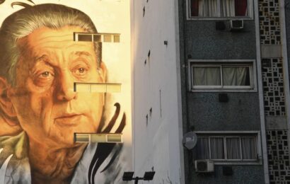 Inauguraron un mural dedicado al médico René Favaloro en el centro porteño