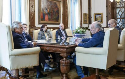 Fernández anunció acuerdo salarial para estatales: 33% para el período junio-agosto