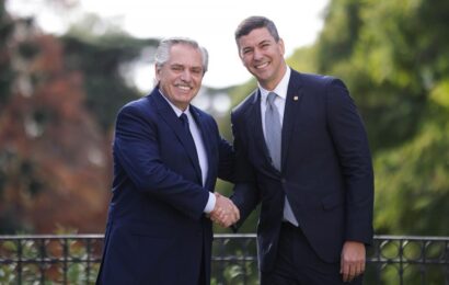 Fernández recibió a presidente electo de Paraguay y viaja a Brasil para un encuentro regional clave