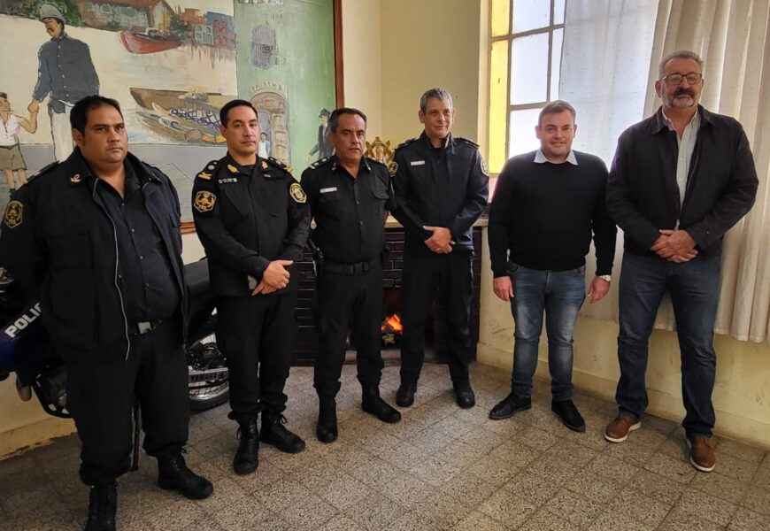 El Intendente Municipal Román Bouvier participó del cambio de autoridades en la Policía Comunal El Intendente Municipal Román Bouvier participó del cambio de autoridades en la Policía Comunal