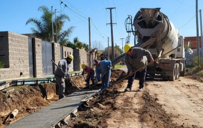 Avanza la obra de cordón cuneta en la calle Azara hasta su intersección con Fortín Mercedes