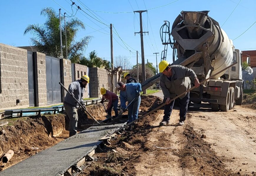 Avanza la obra de cordón cuneta en la calle Azara hasta su intersección con Fortín Mercedes Avanza la obra de cordón cuneta en la calle Azara hasta su intersección con Fortín Mercedes