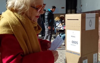Ejemplos de civismo democrático: Mujeres ancianas emitieron su voto