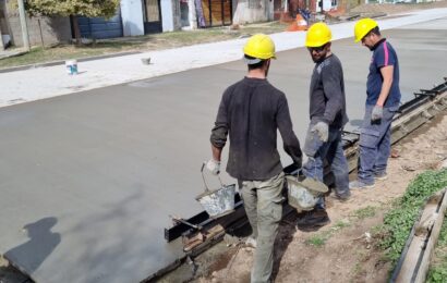 Van finalizando los trabajos de pavimentación en la Avenida Diego Trillo