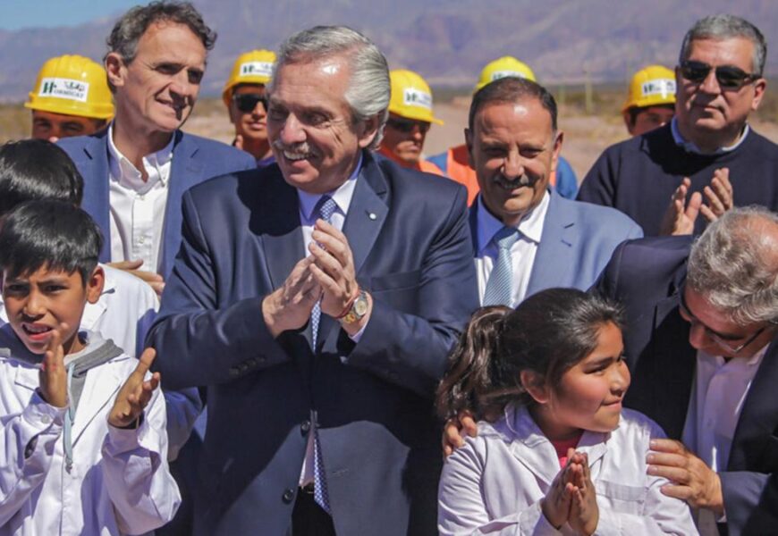 Fernández pidió a los empresarios que «no se quejen» y paguen el bono a los trabajadores Fernández pidió a los empresarios que «no se quejen» y paguen el bono a los trabajadores