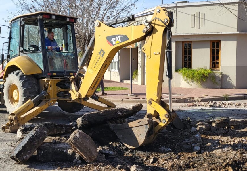 Se repara el pavimento en la esquina de Aspirante Gazo y Avenida San Martín Se repara el pavimento en la esquina de Aspirante Gazo y Avenida San Martín