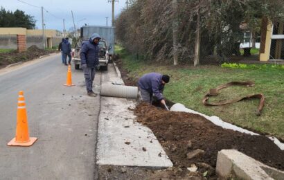 Con la construcción de los sumideros, finalizan las obras de cordón cuneta y asfaltado en la calle Azara