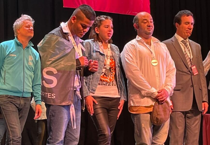 El rojense Ezequiel Lucena obtuvo la medalla de oro en SOLISTA VOCAL PCD en los Juegos Bonaerenses 2023 que se disputan en la ciudad de Mar del Plata El rojense Ezequiel Lucena obtuvo la medalla de oro en SOLISTA VOCAL PCD en los Juegos Bonaerenses 2023 que se disputan en la ciudad de Mar del Plata
