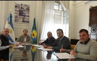 Bono extraordinario: Bouvier rubricó acuerdo con Provincia