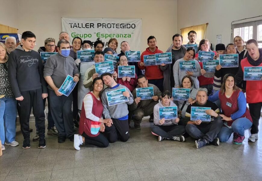 La comunidad del Taller Protegido Grupo Esperanza recibió sus certificados de manipuladores de alimentos La comunidad del Taller Protegido Grupo Esperanza recibió sus certificados de manipuladores de alimentos