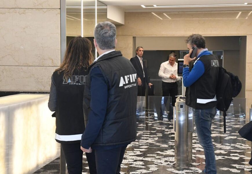 Importaciones falsas: la Aduana allanó 18 bancos por una fuga de US$400 millones Importaciones falsas: la Aduana allanó 18 bancos por una fuga de US$400 millones