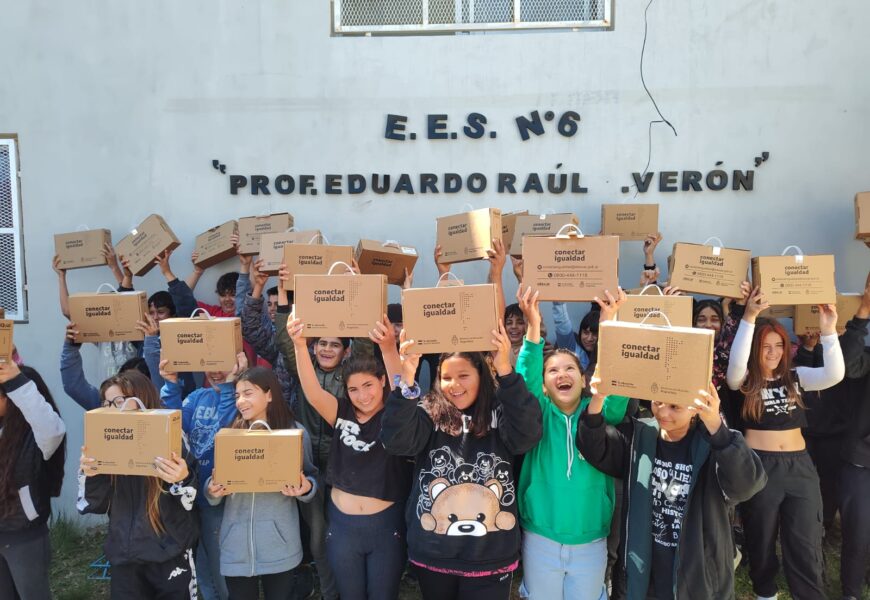 Conectar Igualdad: La Provincia entregó 54 computadoras en Rojas Conectar Igualdad: La Provincia entregó 54 computadoras en Rojas