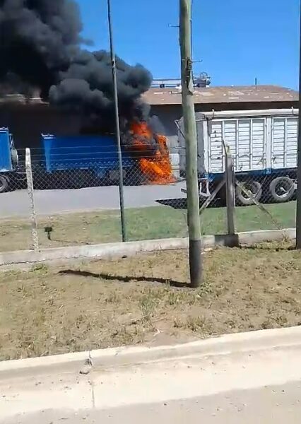 Un camión es tomado por el fuego en planta de AFA Un camión es tomado por el fuego en planta de AFA