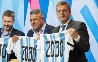 Tapia, Massa y Lammens presentaron el Mundial 2030 «a costo cero» y «en democracia»
