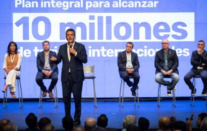 Massa presentó un plan para la promoción y el desarrollo del turismo internacional
