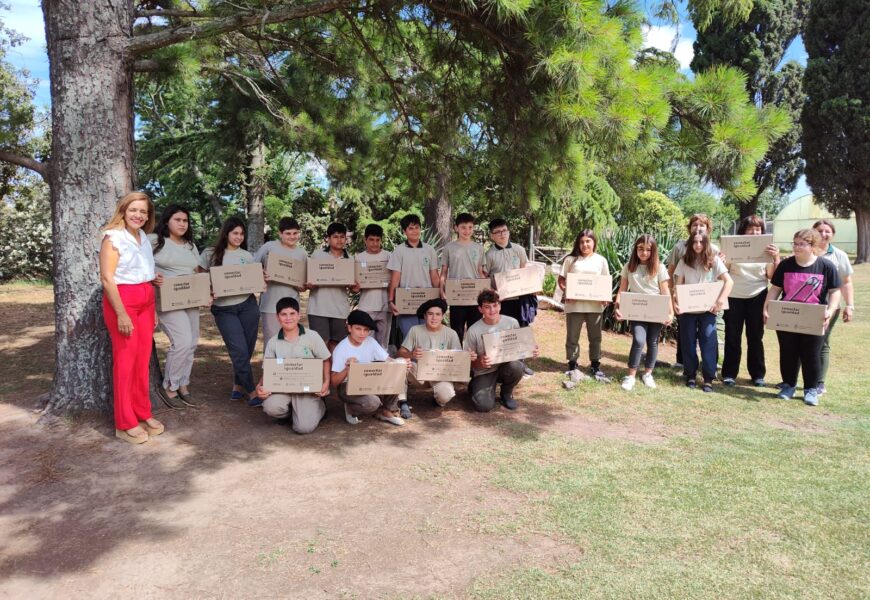 Se entregaron computadoras a estudiantes del CEPT 10 Hunter Se entregaron computadoras a estudiantes del CEPT 10 Hunter