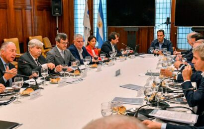Caputo le anticipó a la UIA una «brutal» baja de impuestos tras lograr el superávit fiscal