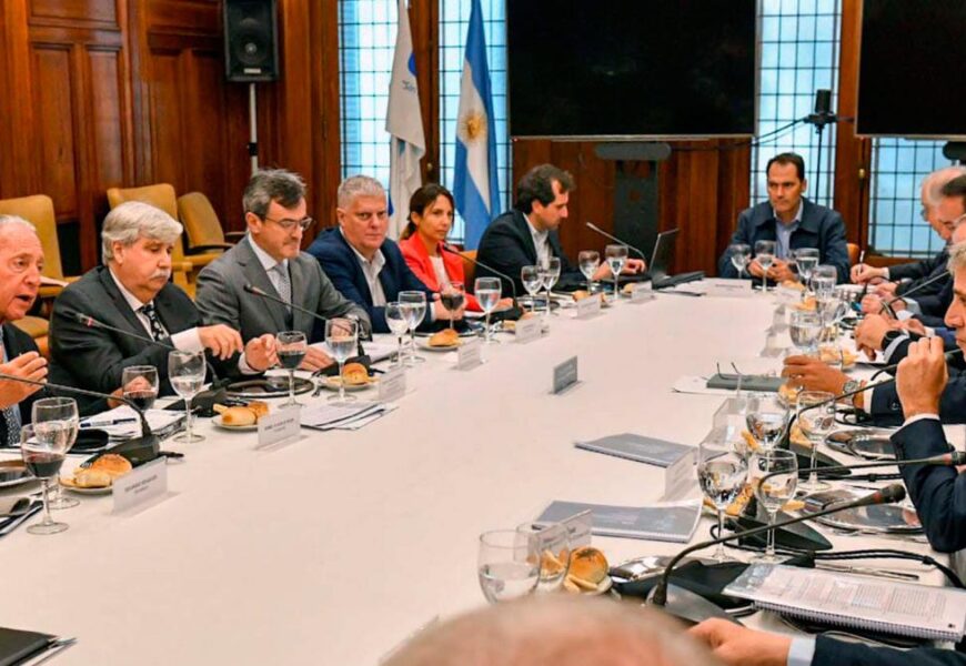 Caputo le anticipó a la UIA una «brutal» baja de impuestos tras lograr el superávit fiscal Caputo le anticipó a la UIA una «brutal» baja de impuestos tras lograr el superávit fiscal